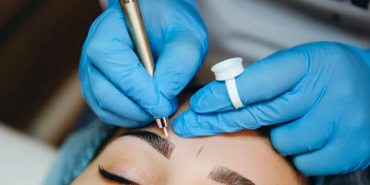 Microblading je najprirodzenejšia forma tetovania obočia. Je založená na imitácii chĺpkov v obočí pomocou špeciálnych čepieľok, ktorými sa do kože vpravuje pigment.