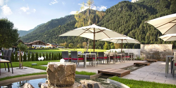 Z balkonu hotelu si užijete panoramatický výhled na okolní hory.