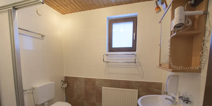 Každý pokoj má vlastní sociální zařízení.
