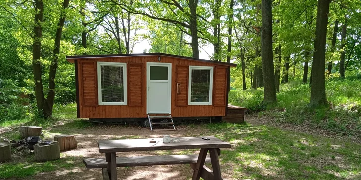 Ak by vás bolo viac, môžete si pozvať aj priateľov, ktorí si pred chatkou môžu postaviť stan (bez príplatku).