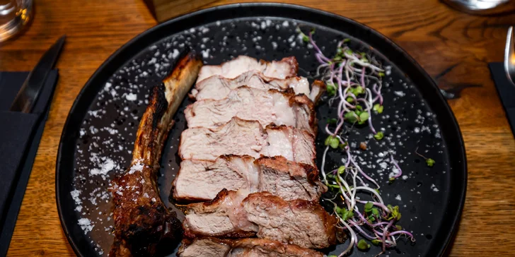 Aby bola textúra dokonale krehká, mäso starostlivo zreje v špeciálnych Dry Aged chladničkách.