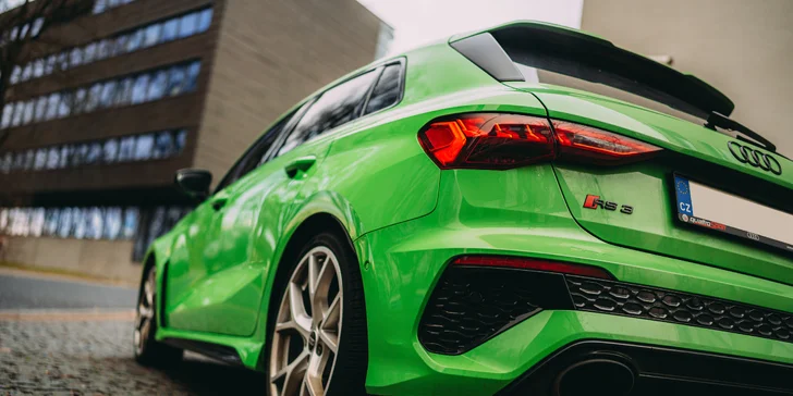 Pod kapotou bije srdce v podobě ikonického motoru 2.5 TFSI, který je vyladěný na úctyhodných 350 kW (470 koní).