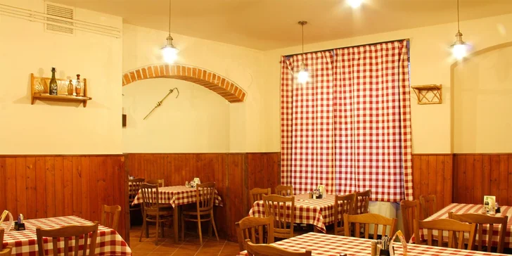 K penzionu náleží také restaurace, kde vám nabídnou například svíčkovou, guláš nebo vepřová žebra.