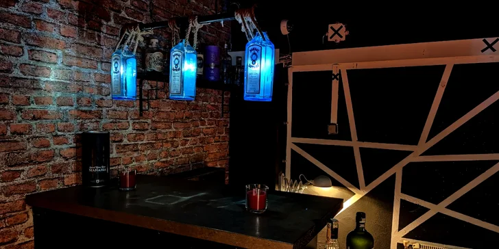Neóny a dlhé tiene dotvárajú osobitú atmosféru Escape Room ILLEGAL GAME
