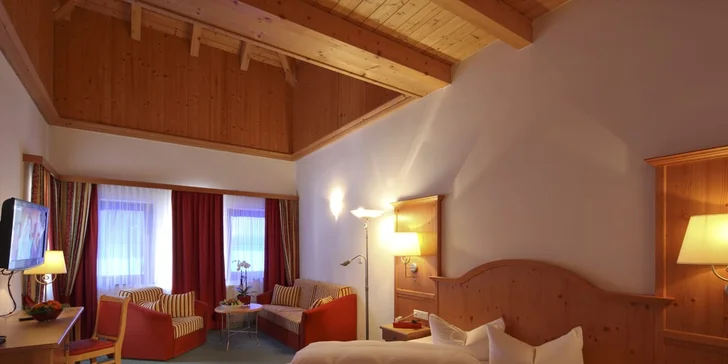 Zabydlíte se ve dvoulůžkovém pokoji nebo prostornějším Junior Suite.