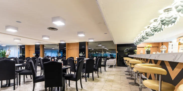 V samotném hotelu se na ploše 300 m² rozkládá wellness centrum, kam si kdykoli můžete zaskočit na masáž či do sauny.