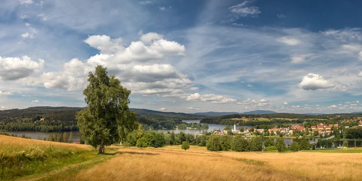 Chata leží jen 3,5 km od Frymburku a cca 2,5 km od Lipna nad Vltavou.