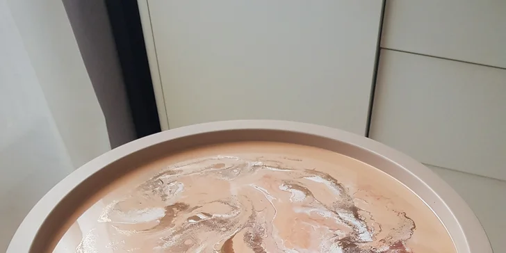Pro stolek si dojdete druhý den, pryskyřice musí vytvrdnout. 