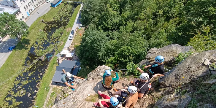 Kdyby vám vyhládlo nebo jste se chtěli osvěžit, nebude to problém! Přímo pod ferratou je horolezecká chata Krabička s nabídkou občerstvení. 