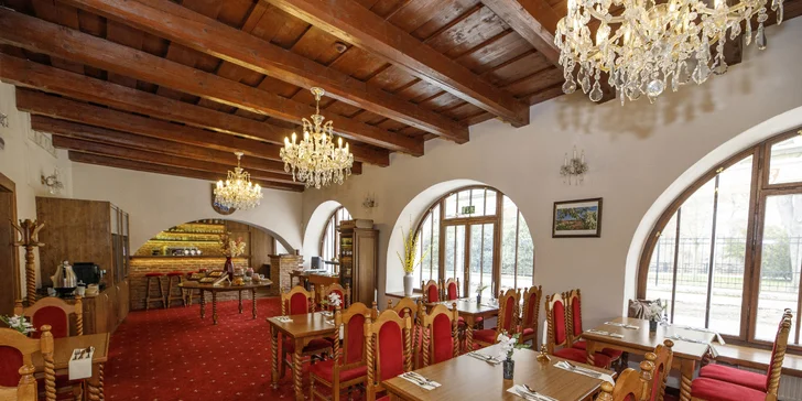 K první večeři si vychutnáte tříchodové menu, u polopenze budete mít na další dny v ceně kredit na jídlo i nápoje.