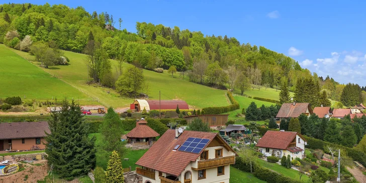 Velkou předností je zahrada s grilovací rotundou.
