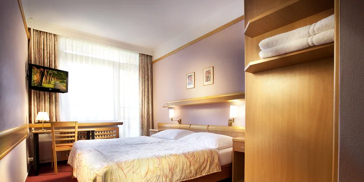 Hotel je bezbariérový a hosté si chválí útulné pokoje.