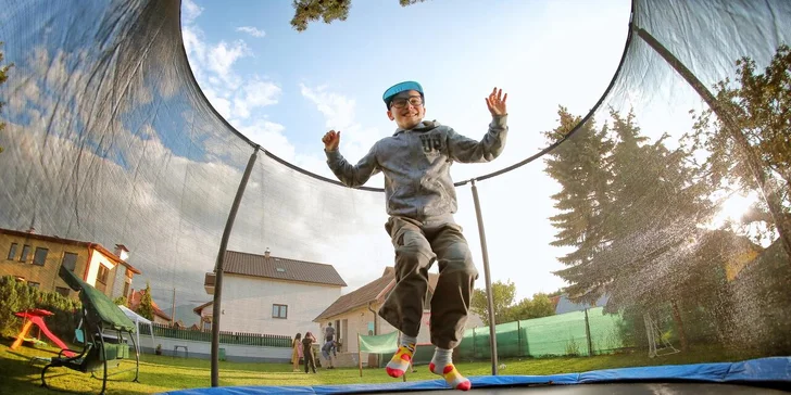 K dispozici je také společná zahrada, kde najdete posezení, gril a trampolíny pro děti. 