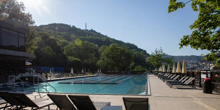 Kromě střešního plaveckého je tu také 100% vřídelní bazén s teplotou vody 38 °C. 