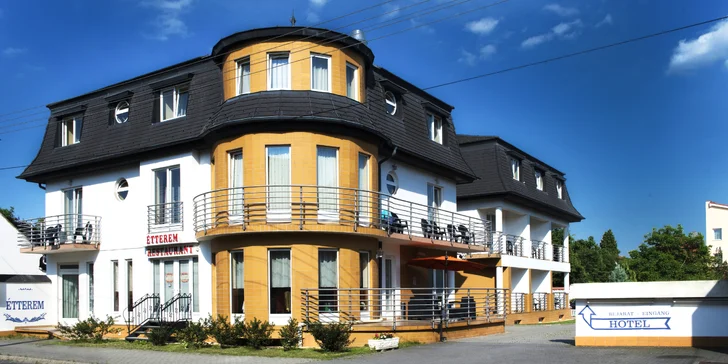 Hotel stojí v klidné lokalitě, ale zároveň blízko centra města. 