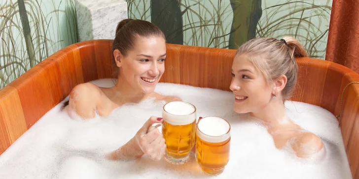 Relax pro dva: pivní koupel v dřevěné kádi, masáž i zábal na ruce a pivo