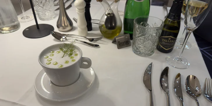 Pochutnáte si také na bramboračce (4chodové menu) nebo cappuccinu z kulajdy (6chodové menu).