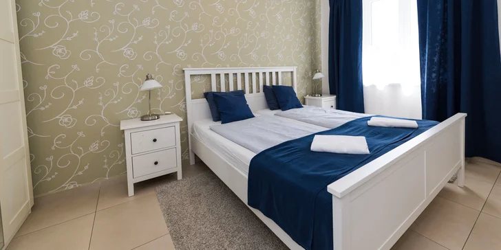 Apartmány jsou mezonetové, mají dvě ložnice a obývací pokoj. 
