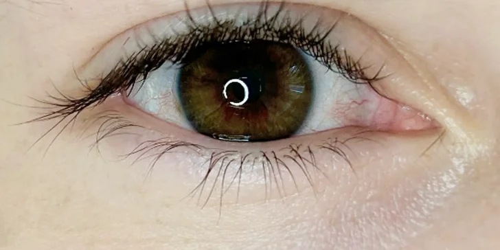  Lash lift riasy neoslabuje, práve naopak, vyživí ich do hĺbky