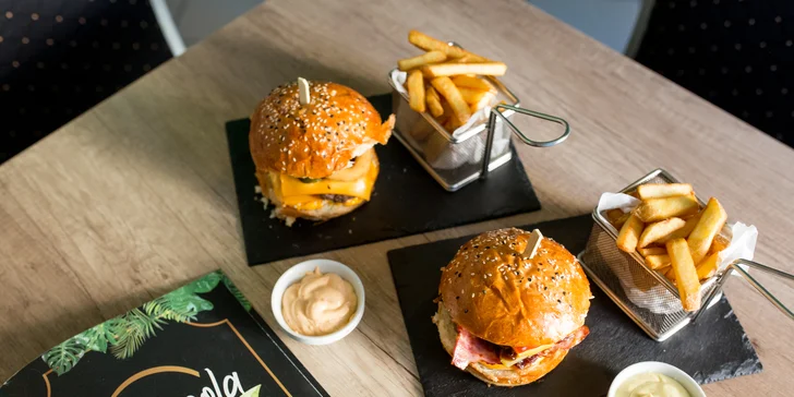 Loaded burger s trhaným hovädzím mäsom predstavuje vrchol sýtosti a bohatej BBQ chute.
