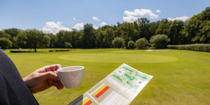 Golfový balíček zahrnuje i půjčení ručního vozíku, míčky na drivingu a svačinu do bagu. 