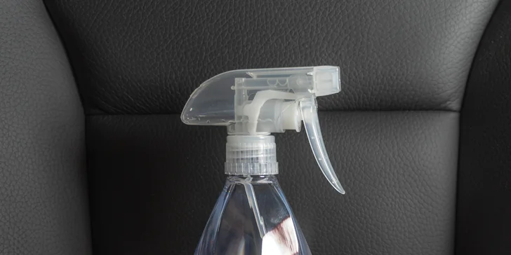 V interiéru vás čeká důkladné vysátí včetně zavazadlového prostoru, kompletní impregnace plastů i umytí všech oken.