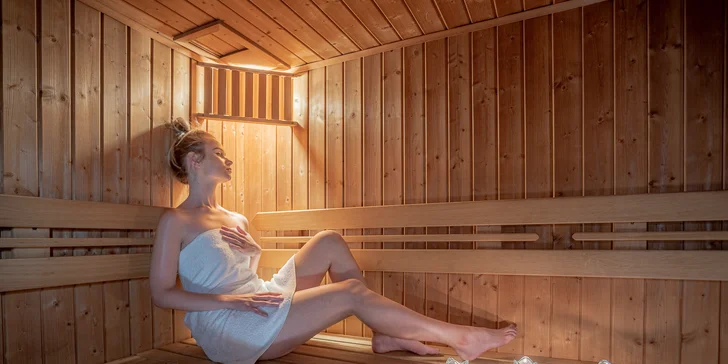 Vo wellness je bazén a sauna.
