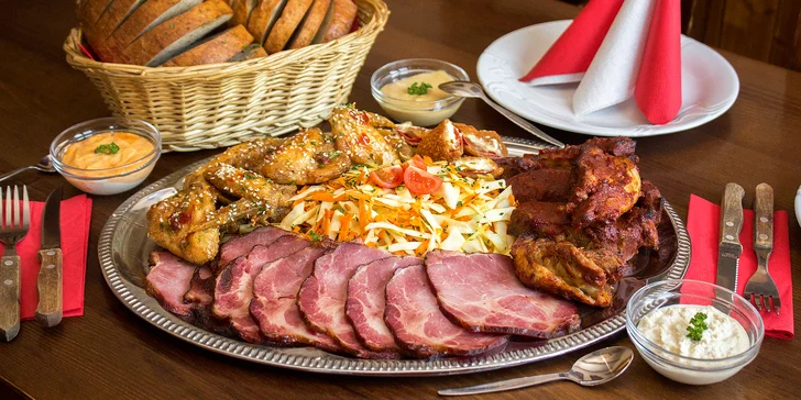 Pikantní mix masa: křídla, žebírka, krkovička i s přílohami a omáčkami
