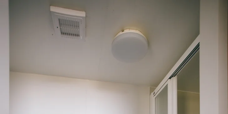 V kúpeľni je sprchovací kút a pripravený bude fén.