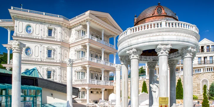 V Spa Aphrodite sa využívajú termálne pramene typu akratoteriem s 38°C termálnou vodou.