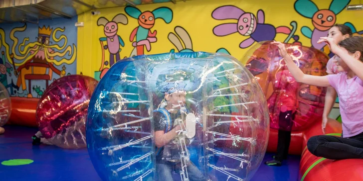 Hodně povedená je hra Nikomu se nevyhýbám. V nafouknutých koulích Bumper Ball do sebe budete narážet a snažit se zůstat na nohou.