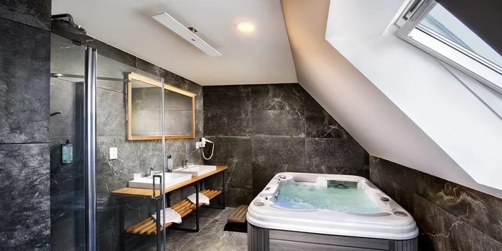 Kúpeľňa v apartmáne Superior s privátnou vírivkou.