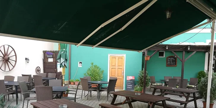 Posedět můžete na příjemné letní zahrádce.