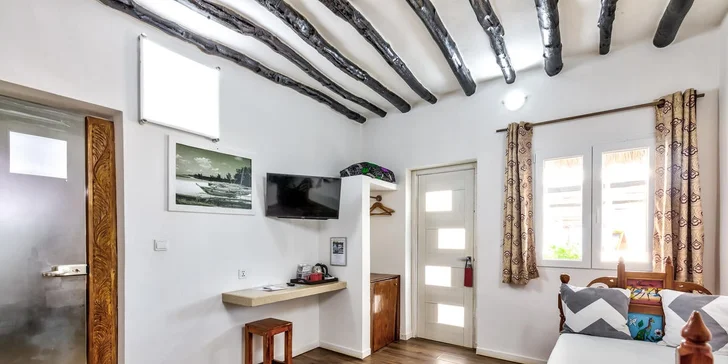 Nechybí zdarma doplňovaný minibar a také set na přípravu kávy nebo čaje.