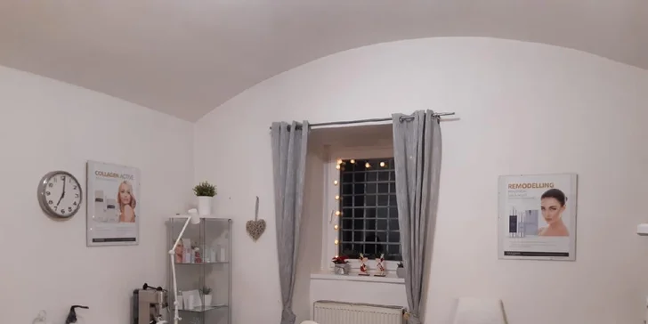 Salon se nachází kousek od náměstí Míru. 