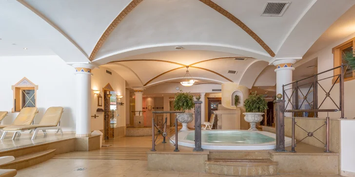 Wellness a vodný svet je vybavený vnútornými aj vonkajšími bazénmi.
