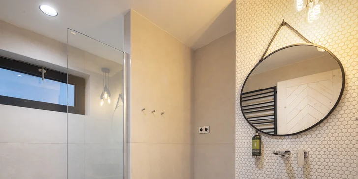V kúpeľni každého apartmánu nájdete dizajnový sprchovací kút, fén a prírodnú francúzsku kozmetiku značky L'Occitane.