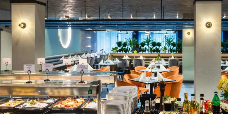 Nechybí restaurace, bar, solárium, fitness, kadeřník, kosmetika a masérské služby.