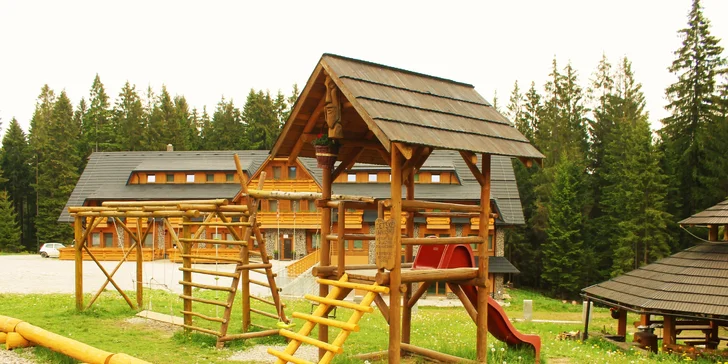 Děti se vydovádí na hřišti se skluzavkou, houpačkami a prolézačkami. 