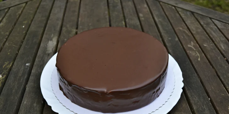 Dort má průměr 18 cm a vystačí minimálně na 12 porcí.