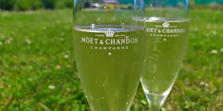 Ke všem masovým i nemasovým dobrotám dostanete také stáčené prosecco.