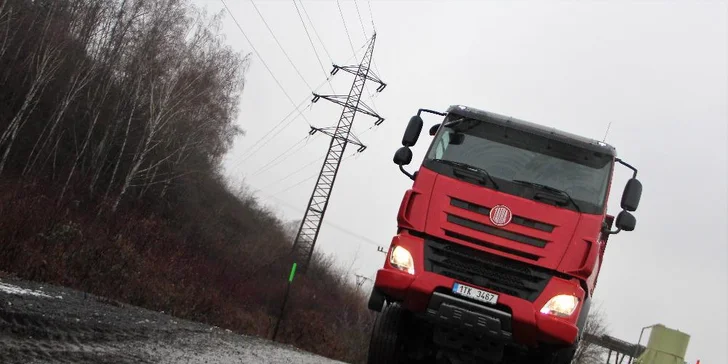  Co všechno Tatra dokáže, si vyzkoušíte na 15 min. jako spolujezdec nebo na 30 min. jako řidič.