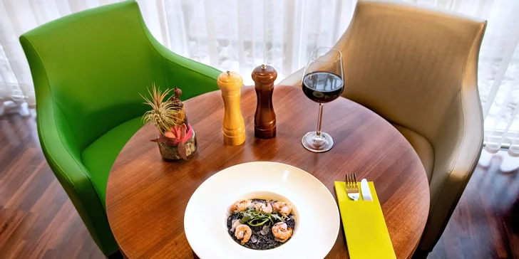 V restauraci se těšte na klenoty moderní české kuchyně i mezinárodní speciality.