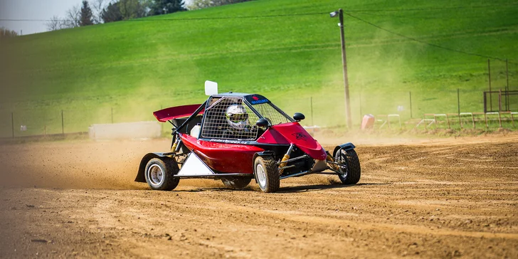 Jízda ve speciálně upravené závodní buggy: 3 až 10 kol na uzavřené trati