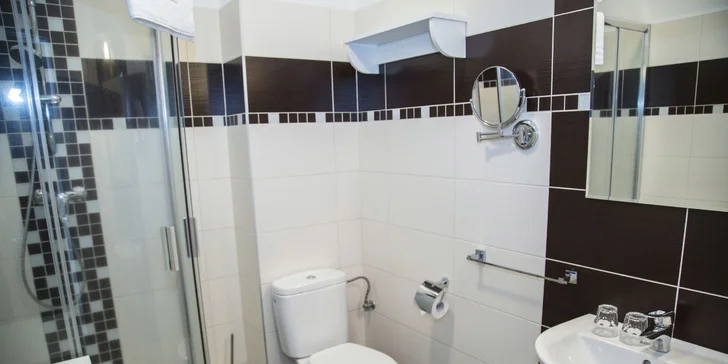 V kúpeľni je sprchovací kút alebo vaňa, toaleta, fén a základná kozmetika.