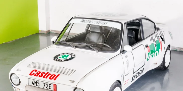 V podzemní garáži navštivte expozici historických vozů Škoda. 