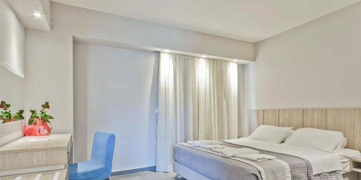 Připraven pro vás bude pokoj Junior Suite (40 m²) s individuální klimatizací, lednicí a satelitní TV. 