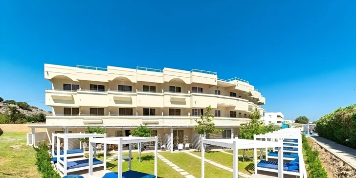Hotel se nachází na klidném místě v menší zahradě, cca 500 m od centra letoviska Kolymbia.