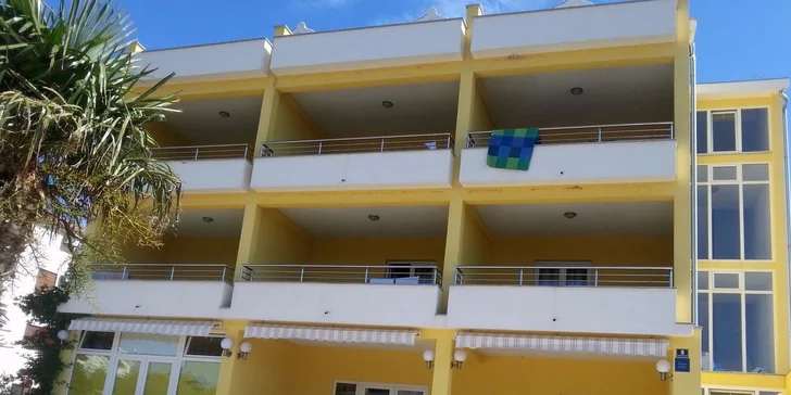 Hotel najdete přímo v centru letoviska.