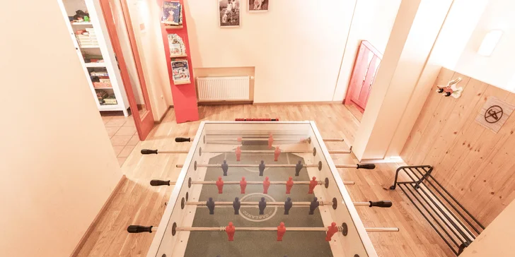 Pre tých starších (a hravých dospelých) sú pripravené priestory so stolným futbalom a ďalšími hrami.